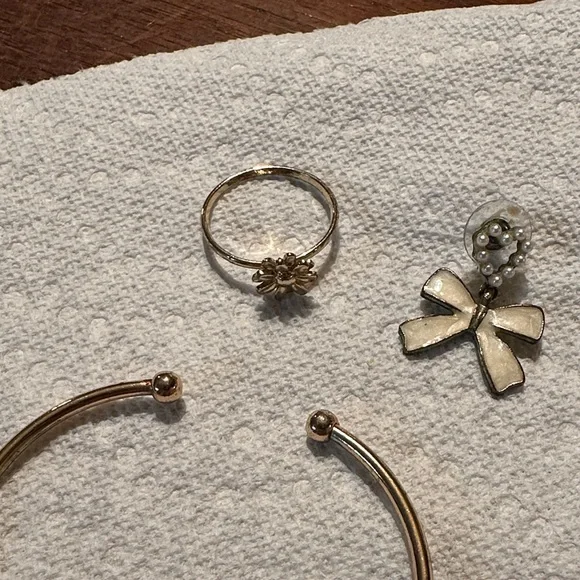 Elegant Gold Bracelet, Ring, and Earrings Set - Picture 4 of 13